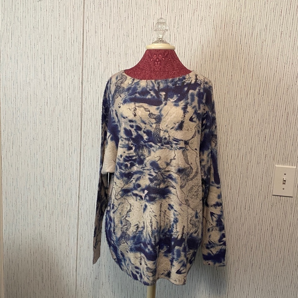 Amazon Abstract Blue and White Large Women's Crew Neck Sweater New
